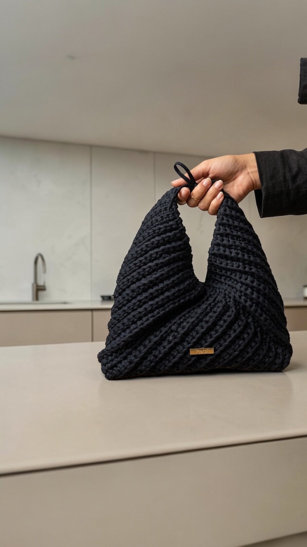Tote black